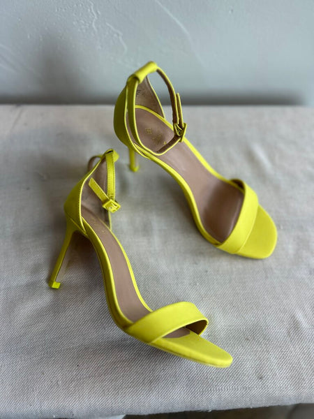 Pre-Owned Call It Spring Neon Yellow Open Toe Stilettos - Size 6