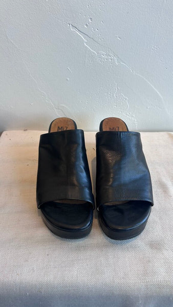 Pre-Owned Miz Mooz Black Gwen Platform Slides - Size 40