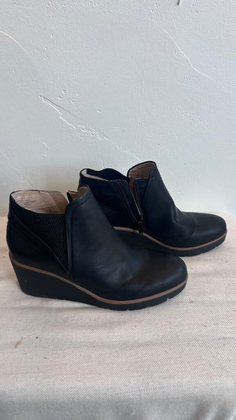 Pre-Owned SOUL Naturalizer Black 'Affirm' Faux Leather Wedge Booties - Size 8 Wide