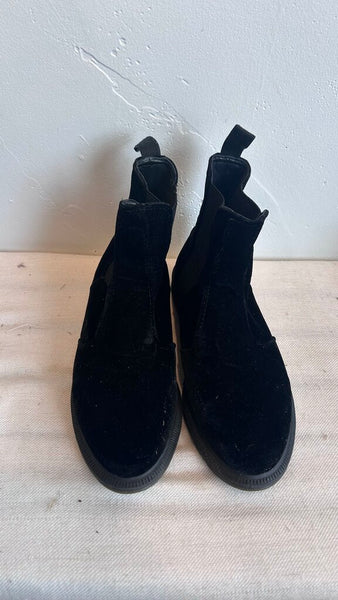 Pre-Owned Dr. Martens Black Crushed Velvet 'Chelsea' Boot - Size 8