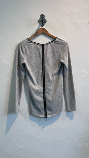 Pre-Owned Dynamite Grey Knit Faux Leather Neck Line Long Sleeve Zipper Back Top- Size Small