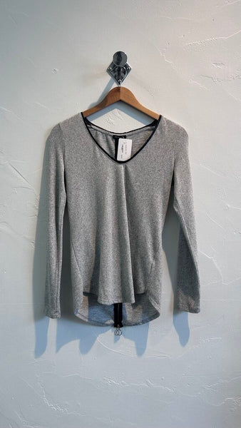 Pre-Owned Dynamite Grey Knit Faux Leather Neck Line Long Sleeve Zipper Back Top- Size Small