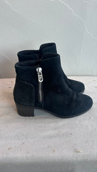 Pre-Owned Cougar Black Side Zip Heeled Ankle Bootie- Size 8
