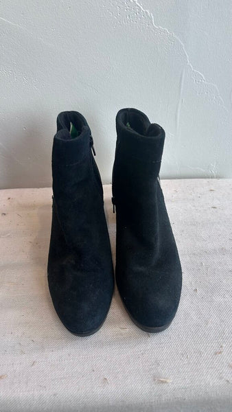 Pre-Owned Cougar Black Side Zip Heeled Ankle Bootie- Size 8