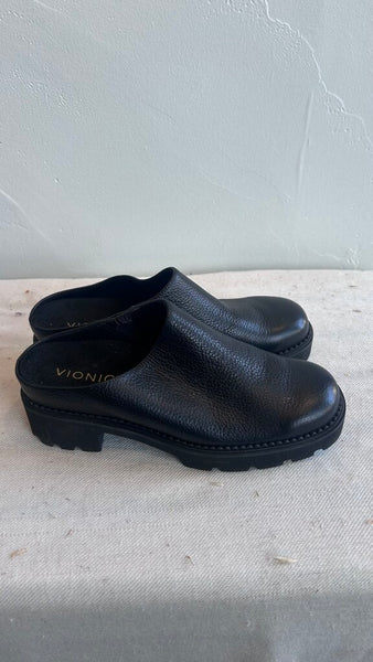 Pre-Owned Vionic Black Leather Slip On Shoes - Size 6