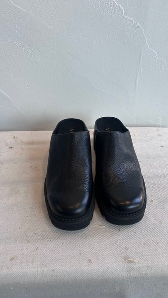 Pre-Owned Vionic Black Leather Slip On Shoes - Size 6