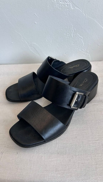 Pre-Owned Clarks Black Double Strap Silver Buckle Low Block Heel Sandal- Size 7