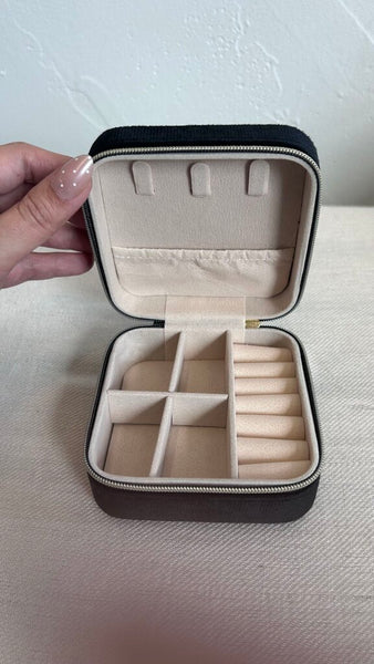 Pre-Owned Black Velour Zip Up Jewelry Case