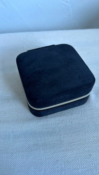 Pre-Owned Black Velour Zip Up Jewelry Case