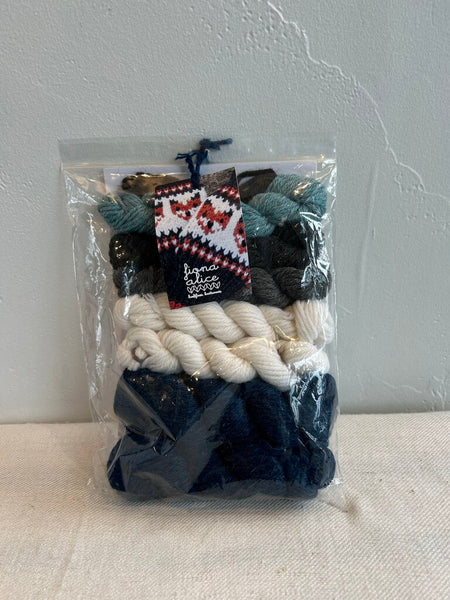 Pre-Owned Wild Wolves Navy Fingerless Gloves Knitting Kit