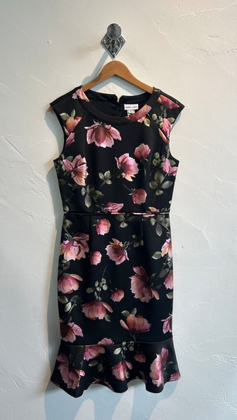 Pre-Owned Kate and Lily Black with Red/Pink Carnation Print Flare Knee Length Sleeveless Dress- Size 10