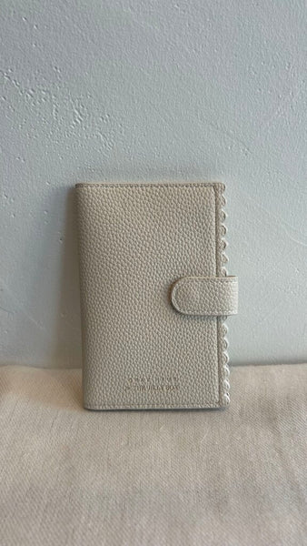 Pre-Owned Gray Haus Cream 'Monaco' Passport Wallet