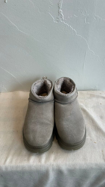 Pre-Owned Ugg Grey Mini With Clear-ish Sole - Size 9