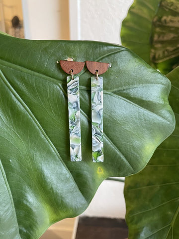 EARRINGS AH DESIGNS LIGHT GREEN/CREAM ACETATE LONG RECTANGLE PENDANT GOLD CHAINED TO WOODEN SEMI-CIRCLE STUDS