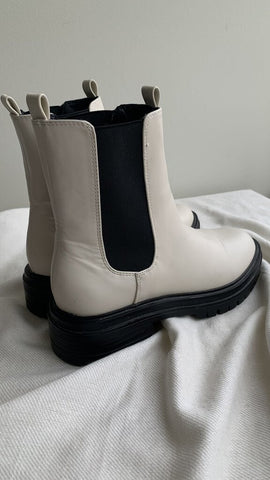 Nine West White Faux Leather Chunky Sole Chelsea Boot - Size 6